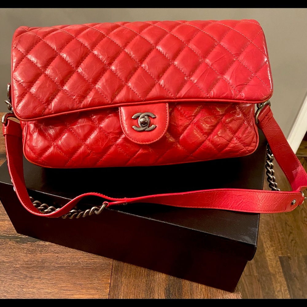 Large Chanel quilted leather shoulder bag with large chain strap